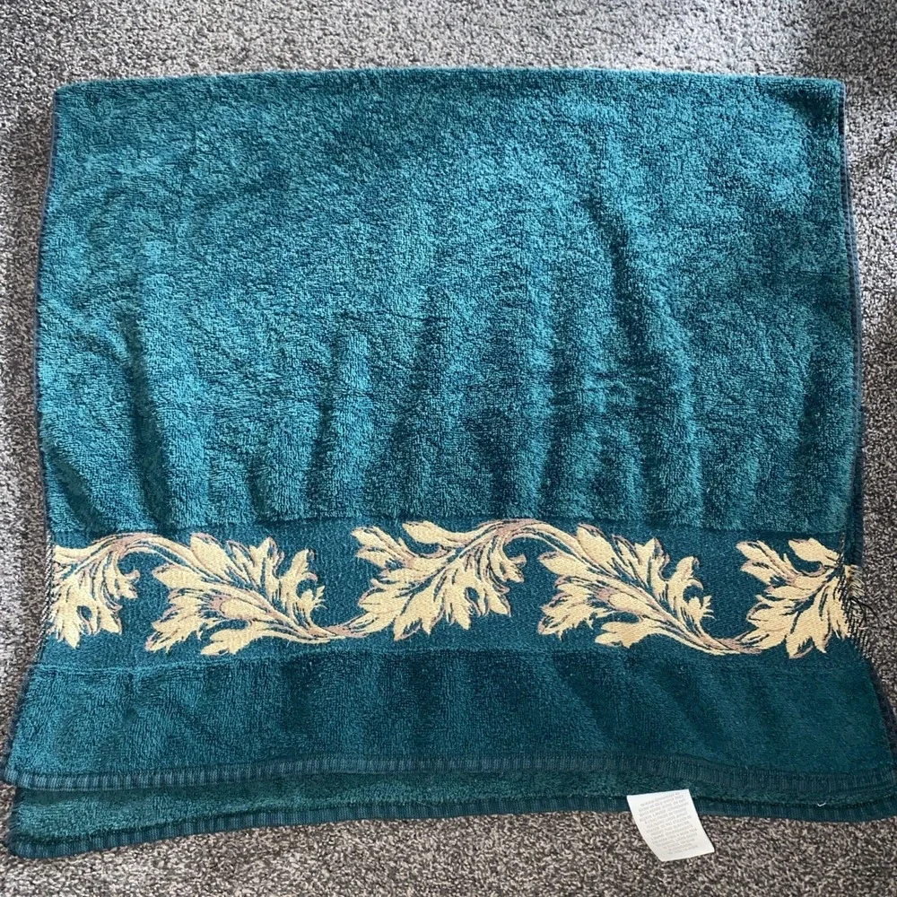 Vintage WAMSUTTA Bath Towel Sculpted L Forest Green Floral 25